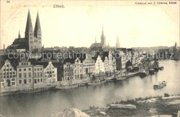 Luebeck Häuserpartie an der Trave Altstadt Kirc