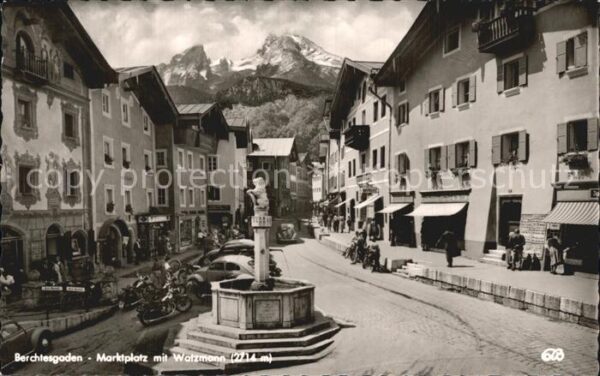 Berchtesgaden Marktplatz mit Brunnen und Watzmann