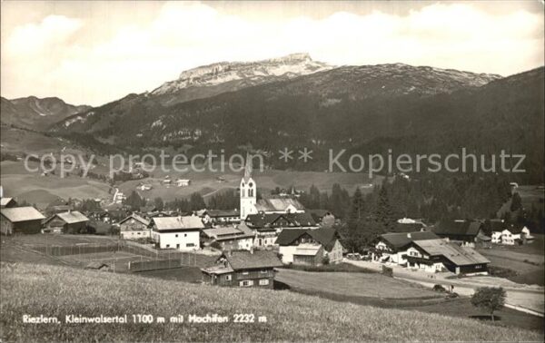 Riezlern Kleinwalsertal Vorarlberg Ortsansicht mit Kirche mit Hochifen All