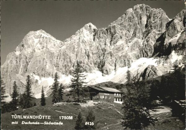 Tuerlwandhuette mit Dachstein Südwände