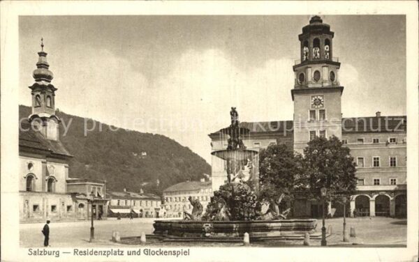 Salzburg Oesterreich Residenzplatz und Glockenspiel