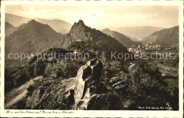 Altenahr Blick vom weissen Kreuz auf Ruine Are