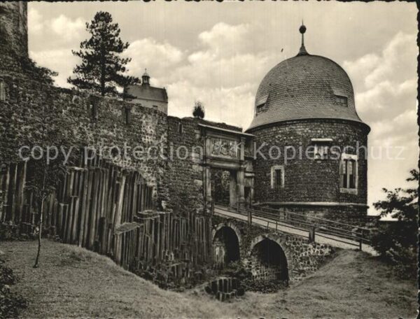 Stolpen Burg Basaltgruppe im 2. Hof Hauptportal
