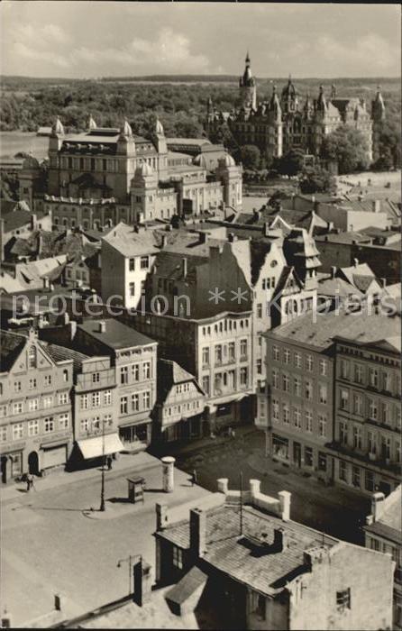 Schwerin Mecklenburg Markt Staatstheater und Schloss