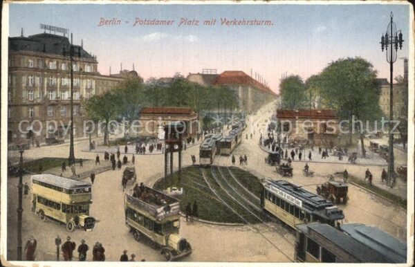 Berlin Potsdamer Platz mit Verkehrsturm Strass
