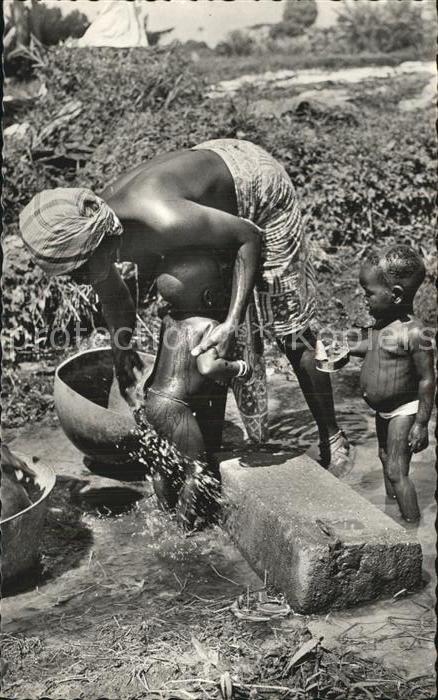 Typen Afrika Bebe n'aime pas l'eau