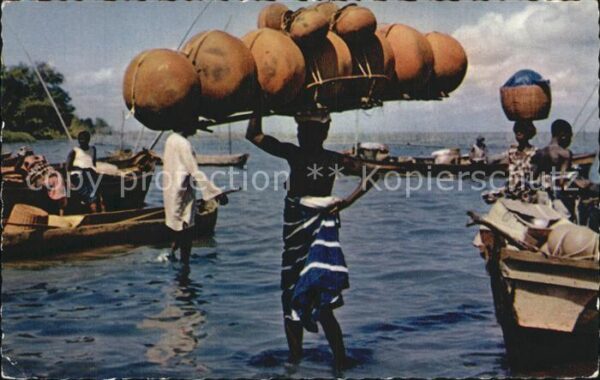 Typen Afrika Porteuse de Calebasses