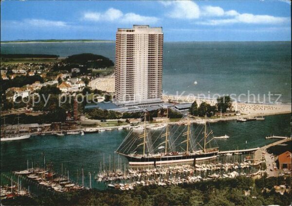 Travemuende Ostseebad Fliegeraufnahme Hotel Maritim Segelschu