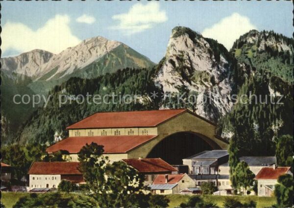 Oberammergau Passionsspielhaus mit Notkarspitze und