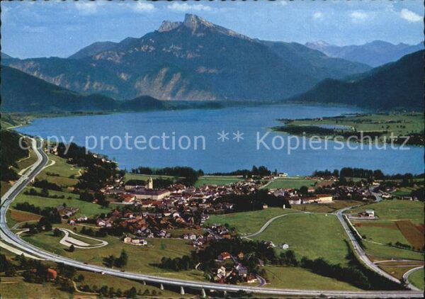 Mondsee Salzkammergut mit Schafberg Fliegeraufnahme