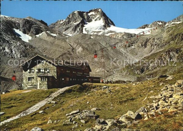 Dresdnerhuette mit Schaufelspitze Stubaier Wildspitze