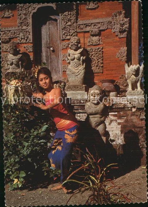 Bali Indonesien Always dance front yard temple