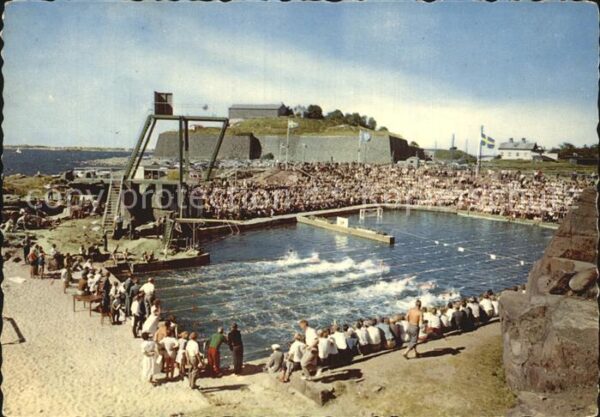 Varberg Simstadion med fästningen i bakgrunden
