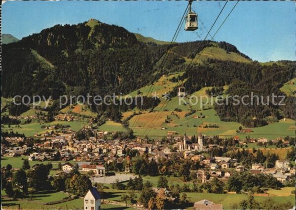 Kitzbuehel Tirol Panorama Horn Bergbahn gegen Hahnenkamm