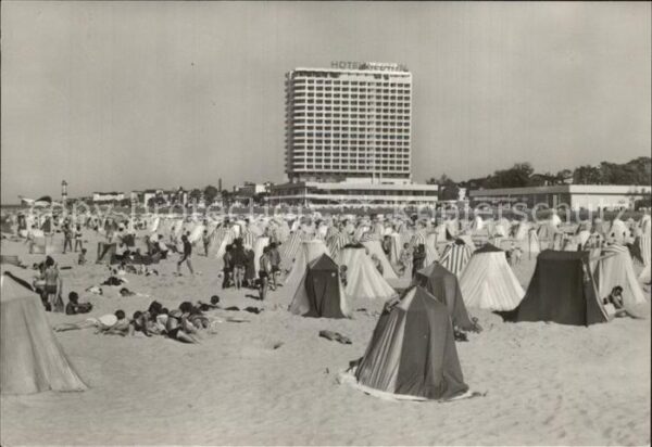 Warnemuende Ostseebad Strand mit Hotel Neptun