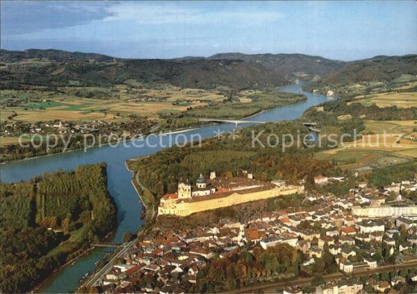 Melk Donau Fliegeraufnahme mit Schloss und Kloster