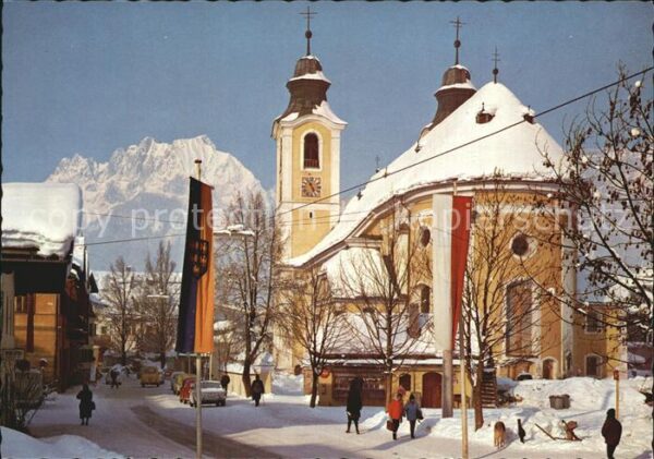 St Johann Tirol Kirchenpartie mit Wildem Kaiser