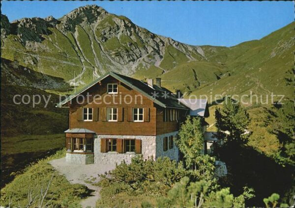 Landsbergerhuette am Traualpsee mit Steinkarspitze