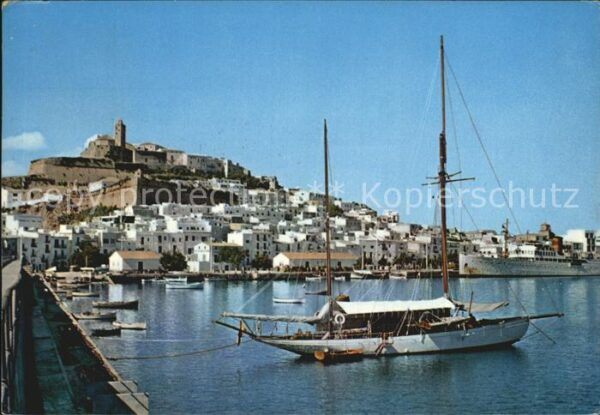 Ibiza Islas Baleares Blick über den Hafen zum Ort