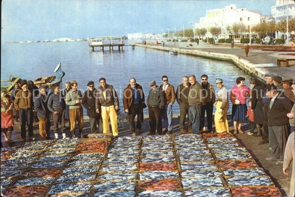 Rosas Costa Brava Cataluna Die bereitung von Bersteigerungsfisch