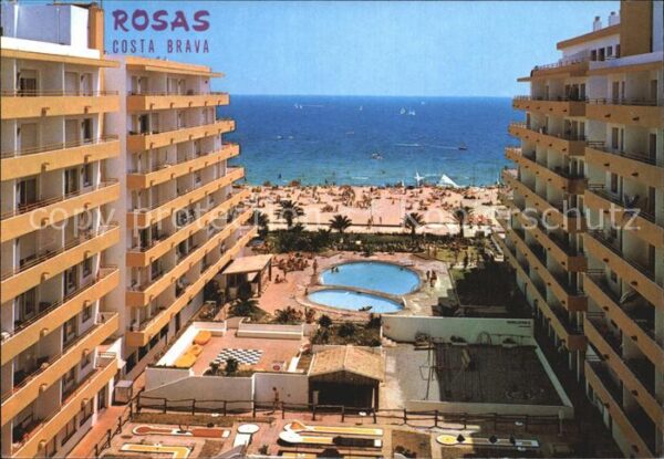 Rosas Costa Brava Cataluna Holidays Center piscinas y playa