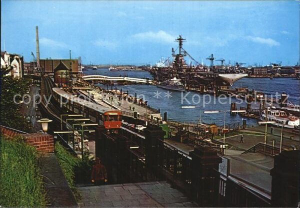 Hamburg Flugzeugträger Überseebrücke