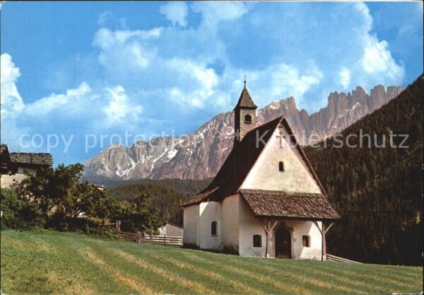Welschnofen Suedtirol Kapelle mit Latemar