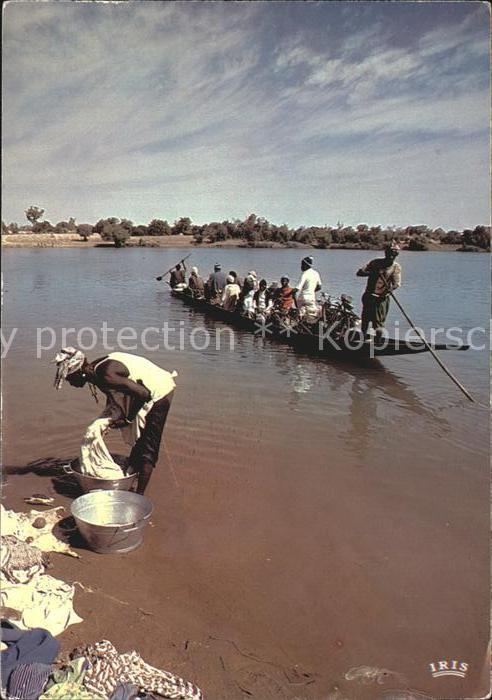 Typen Afrika Au bord de la Riviere Boot Wäscherin