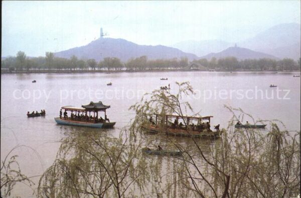 Kunming Lake Panorama Touristenboote
