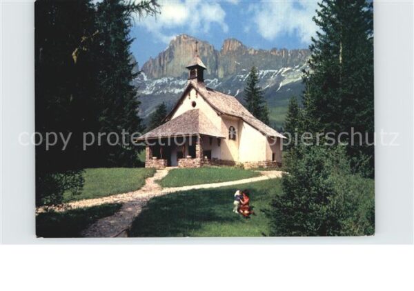 Karersee Suedtirol Kirche an der Dolomitenstrasse