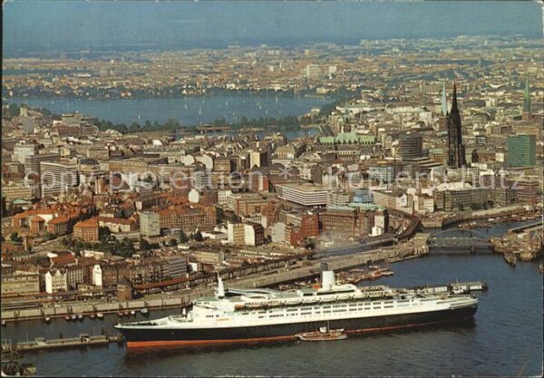 Hamburg Blick auf Stadt Überseebrücke TS Queen