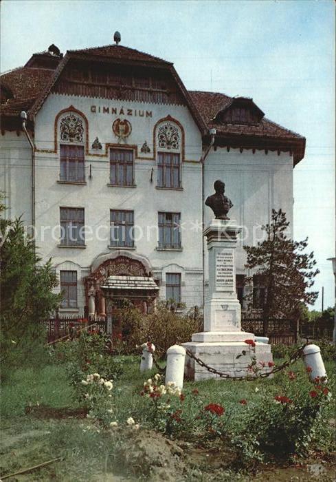 Csongrad Gimanzium Kossuth Lajos szobraval Gymna