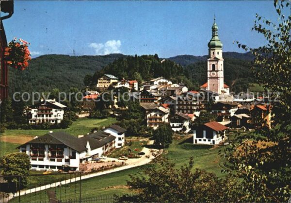 Kastelruth Suedtirol Ortsansicht mit Kirche und Martinsheim