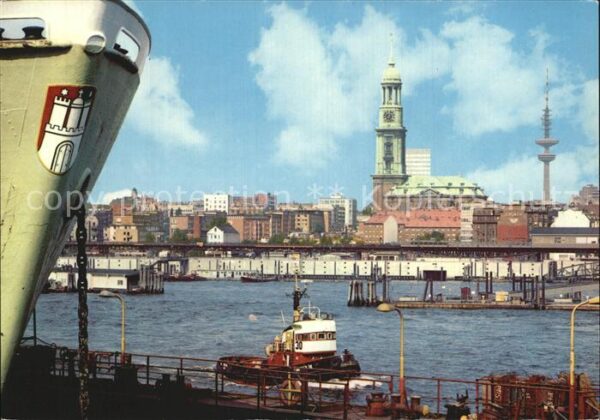 Hamburg Hafen mit Michaeliskirche und Fernsehtu