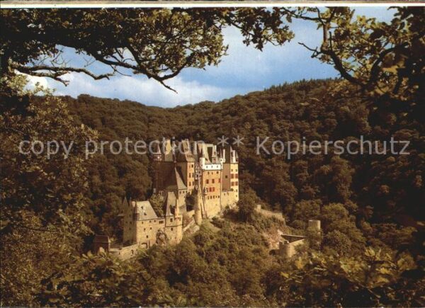 Burg Eltz Blick auf die Westseite