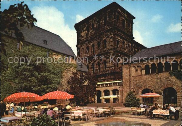 Trier Brunnenhof mit Porta Nigra