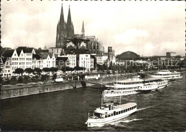 Motorschiffe Köln Rheinufer Dom