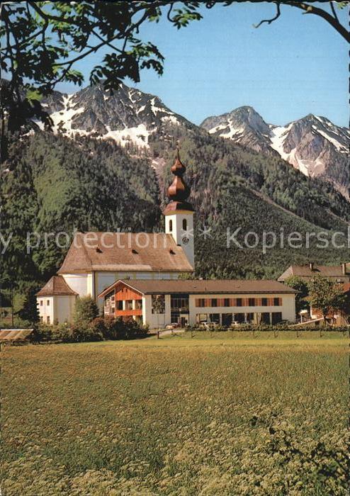 Inzell Rathaus und Kirche mit Blick zum Rausch