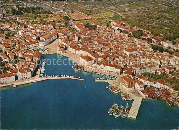 Cres Fliegeraufnahme mit Hafen