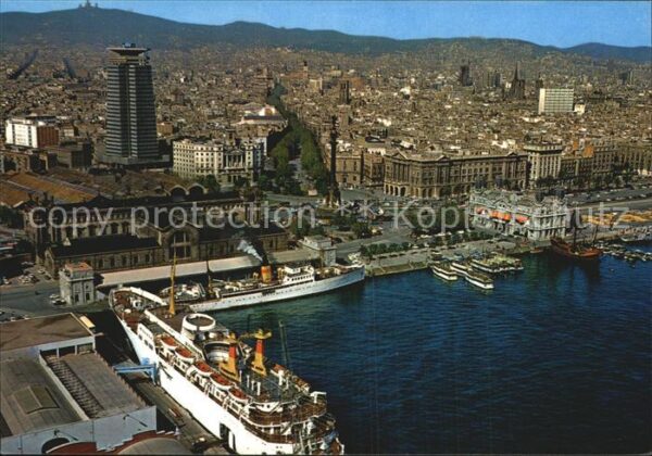 Barcelona Cataluna Detalle del puerto y vista parcial de l