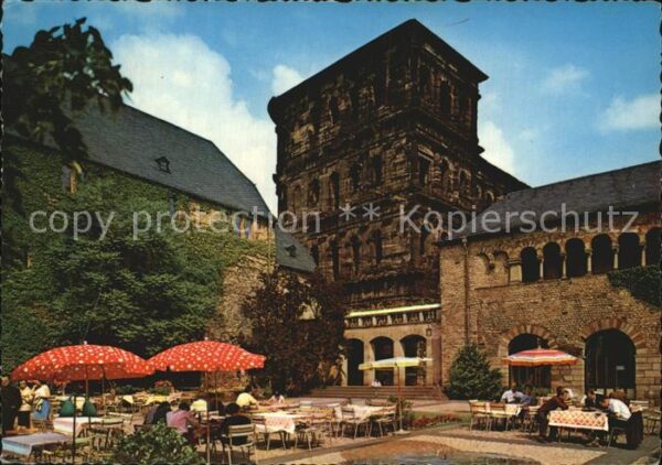 Trier Brunnenhof mit Porta Nigra und Simeonst