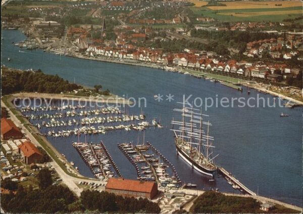 Travemuende Ostseebad Yachthafen Fliegeraufnahme