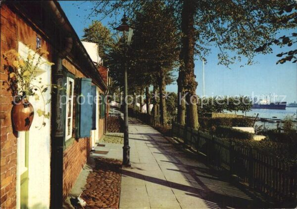 Oevelgoenne Alte Häuser an der Elbe
