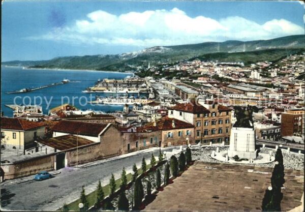 Trieste Panorama da S Giusto Monumento ai Cadut