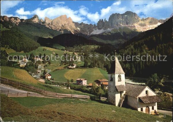 St Cyprian Dorfansicht mit Kirche Dolomiten