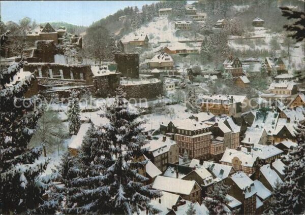 Monschau Verschneite Stadt mit der Jugendburg Na