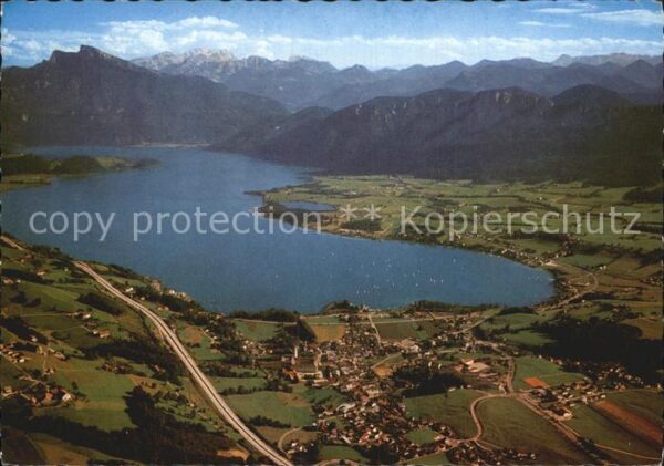 Mondsee Salzkammergut mit Schafberz und Hoher Dachstein Flieg