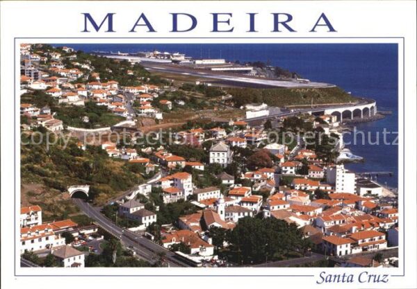 Santa Cruz Madeira Stadtbild mit Flughafen Fliegeraufnahme