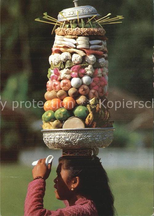 Bali Indonesien Indonesierin mit Kopflast