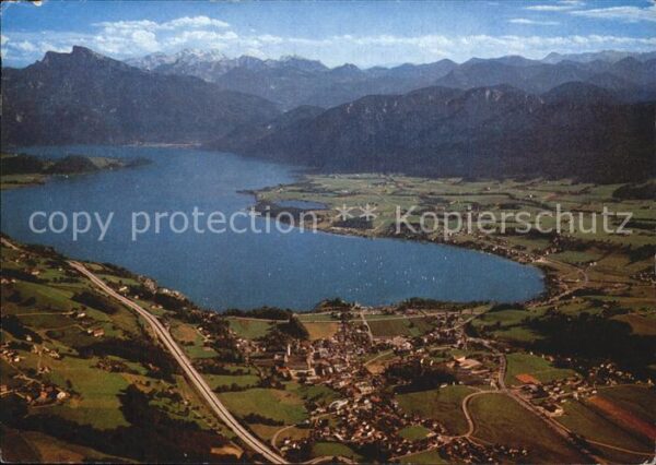 Mondsee Salzkammergut mit Schafberg Hoher Dachstein Fliegerau